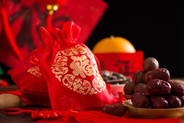 千家笑语迎新春,莫忘丛冢先祖恩