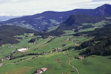 忌日上坟必须当天吗,忌日上坟晚一天可以吗